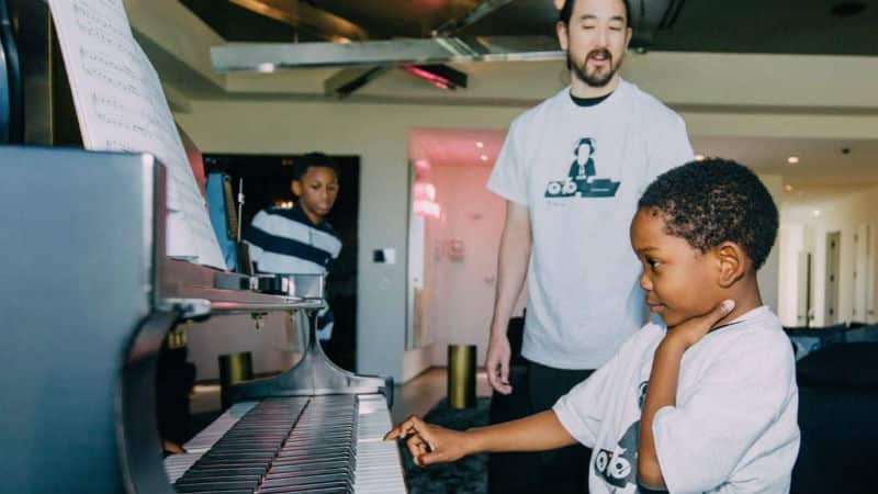 jamar woods playing piano with steve aoki