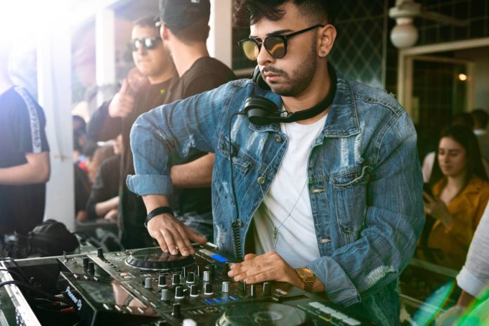 what should a dj wear